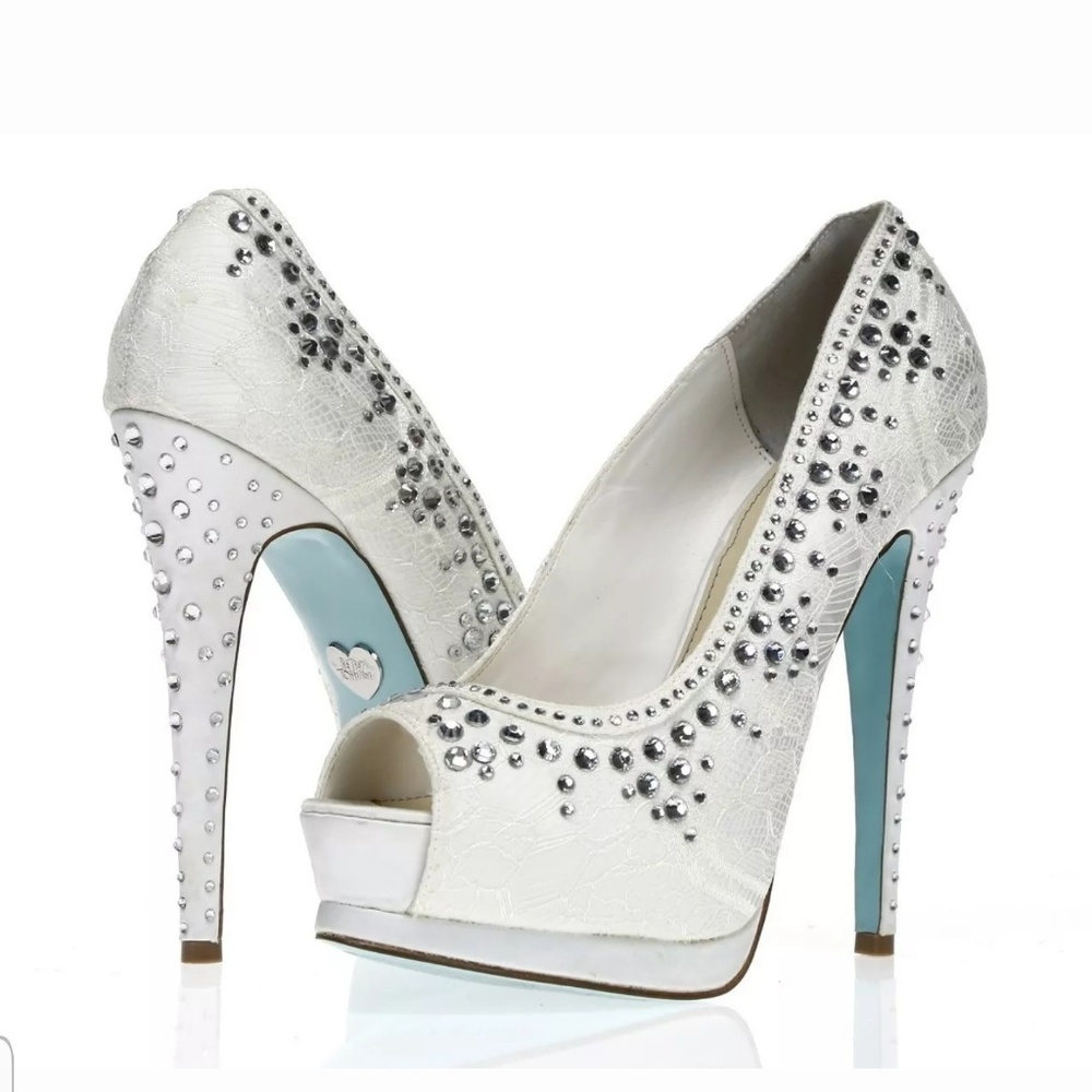 Betsey Johnson Womens 'Vow' White Crystal Satin 8m